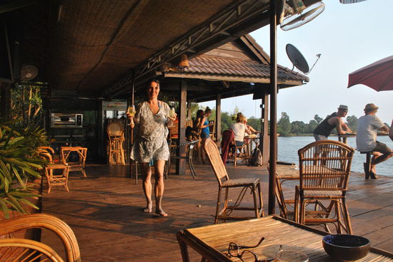 Sonnenuntergangs-Ausflug zur nächsten Bar am Fluss