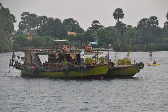 Ein Sunset-Cruise-Boot dockt an und - welche Überraschung!!! - wild winkend begrüßt uns ein Paar, das wir bereits in der Sunset Lounge in SV kennen gelernt haben! Kambodscha ist also doch nicht soooo groß 
