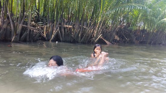 hier waren es nur zwei badende Mädels, bei Horde Jungs, die nach der nächstens Biegung folgte, kamen wir nicht mehr zum fotografieren - siehe Text