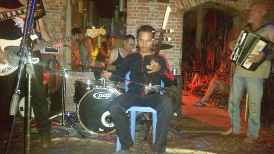 Band mit Mohori-Spieler