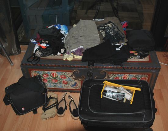 Schritt 1: leichte Stöffchen raus aus dem Schrank - ist einfach 
Schritt 2: den Haufen in den Trolley - geht gerade noch 
Schritt 3: Kontrolle - Waage 
Schritt 4: entscheiden, was wieder zurück in den Schrank kommt - nicht so einfach 