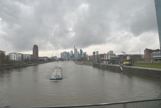 Frankfurt bei WEtter, das die Freude auf Wärme und Sonne steigen lässt.
