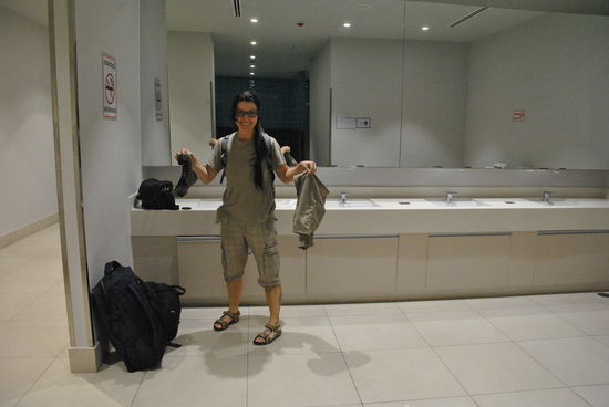 erste Tat nach der Landung: weg mit Socken und verkürzen der Hose :-