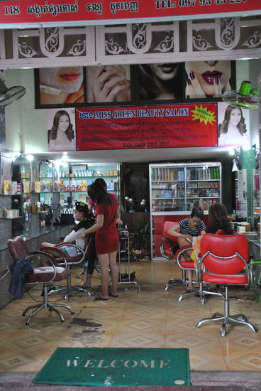 links Haare schneiden, rechts Fußpflege