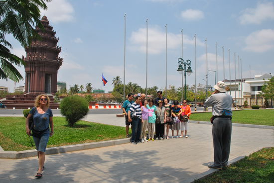 Independence Monument - und eine Chinesen-Gruppe, die sich zum obligatorischen Gruppenbild formiert