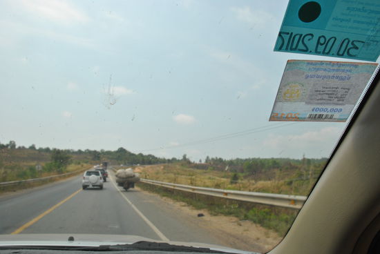 rechts im Bild KEIN Auto, sondern ein effektiv bepacktes Moped