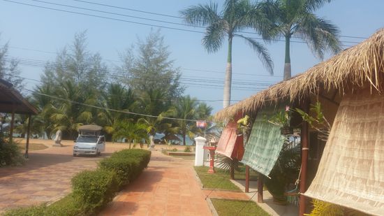 SUNSET LOUNGE: rechts die Zimmer, jedes mit einer eigenen kleinen Terrasse im Schatten und liebevoll mit Palmen in Blumentöpfen voneinander getrennt.