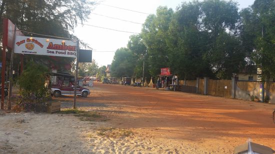 die Straße hinter Otres 1 Beach