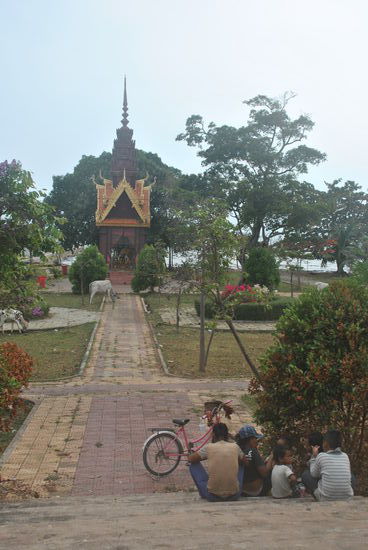 hier vor diesem kleinen Tempel "grasen" Kühe und eine Familie picknickt.