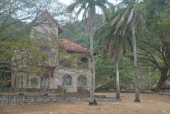 die Ruinen, der alten Herrschaftshäuser, die zu Zeiten der Roten Khmer zerstört und 1980 während einer Hungersnot geplündert wurden, sind überall zu sehen.