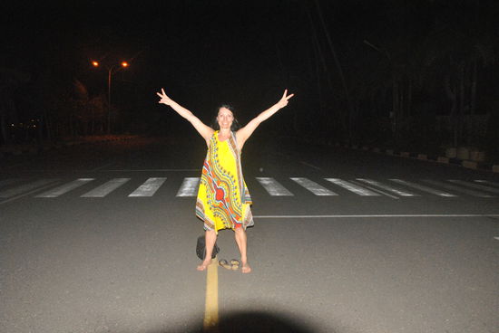 eine überdimensionierte Straße - ohne Autos, ohne Mopeds....