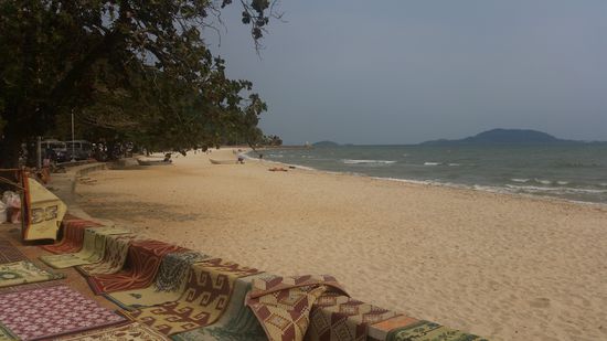 Kep Beach. Nur ein kurzes Stück Strand direkt neben der Straße.