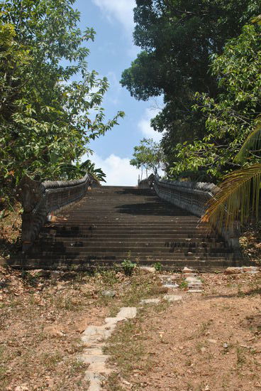 die Treppe zum Wat Samathi - von unten
