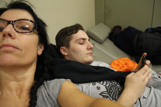 Transitbereich Seoul:
das orange Teil neben Kai ist eine Decke, die ich mitgenommen habe - wohl gemerkt HANDGEPÄCK 
war ja noch was frei ...