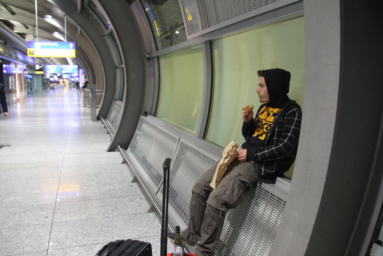 Frankfurt: 
schnell was Essen und einen Platz suchen, wo es nicht so zieht - zwischen Flughafen und Bahnsteig
