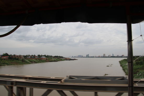 links Silk Island, im Hintergrund Phnom Penh