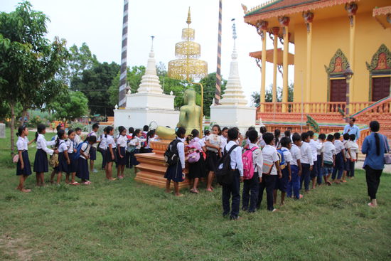 aufstellen und singen, bevor die Kinder nach Hause dürfen.