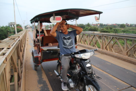 wieder zurück mit Lee Tuk Tuk, der sich schnell noch kämmen will, bevor ich ein Foto mache - zu spät 