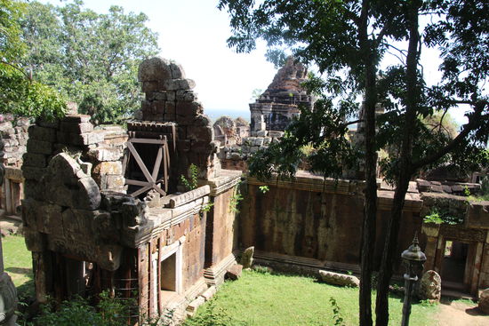 kein Vergleich natürlich mit den Dimensionen von Angkor, aber trotzdem ein paar schöne Blickwinkel