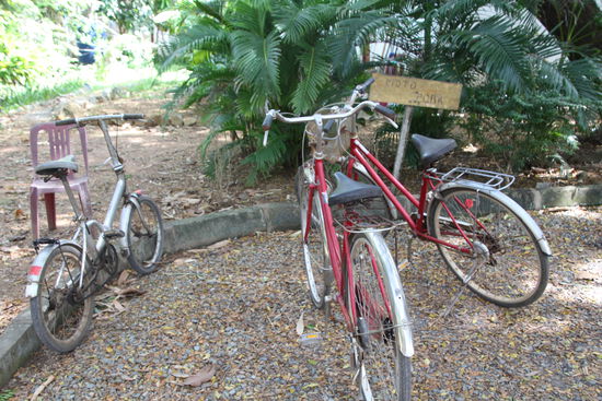 auf dem Schild steht "moto parking" 