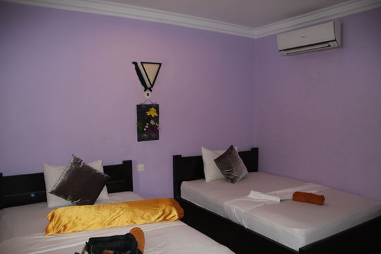 The River Lodge: minimalistisch, aber alles da, was man braucht: Bett, Klimaanlage