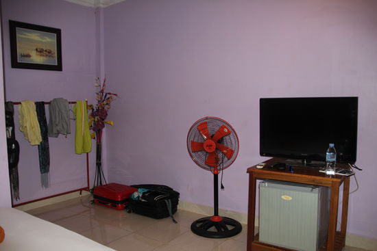 links im Bild = Schrank. Einzige Ablagefläche die, auf der der Fernseher steht