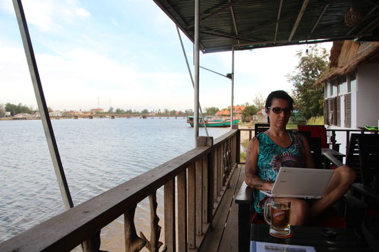 Lage zentral und direkt am Fluss ist super.