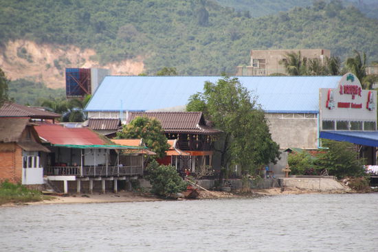 unsere Unterkunft von der anderen Flussseite aus gesehen