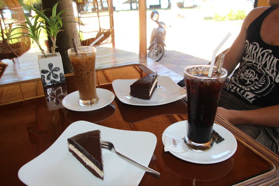 Angekommen: Sunset Lounge:
erst einmal ein Frühstück mit einem super leckeren Stück Kuchen