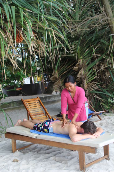 Massage für 5 USD lässt sich der junge Mann nicht entgehen 