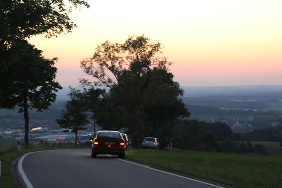 in den Abendstunden kommen viele Leute hierher um die Aussicht zu genießen, auf der einen Seite der Chiemsee, auf der anderen Bergpanorama