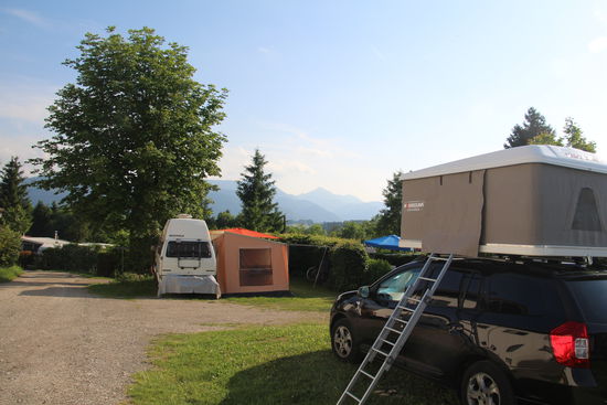 Parkplatz direkt neben Gaststätte mit WC und Duschen ist wunderbar. 