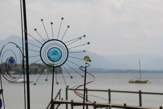 Gstadt, Café Inselblick
Kunstobjekte sorgen für interessante Blickwinkel - sind hier im Ort auch käuflich zu erwerben.