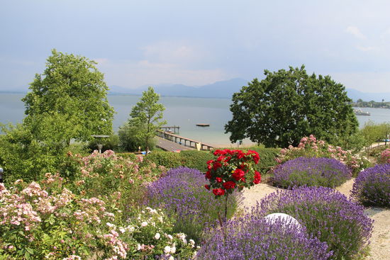 wunderschöne Gartenanlage am Hang