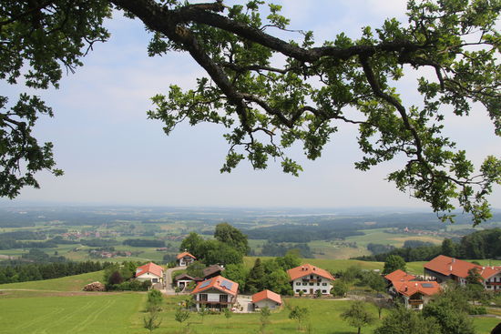 Aussichtskapelle bei Törwang mit Blick auf den Simsee