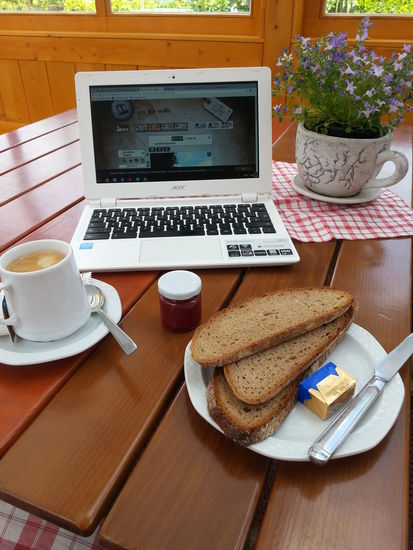 frühstücken alleine ist nicht schlimm, wenn man eine Beschäftigung hat 
z. B. Reisebericht schreiben