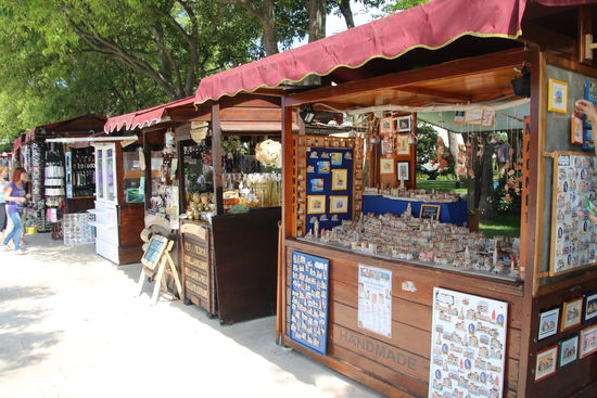 Schmuck und Souvenirs an der Hafenpromenade