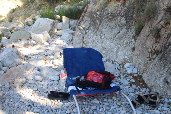 angekommen mit Liege, Handtuch, Buch, Mp3-Player, Wasser, Käse und Brot, Badeschuhen