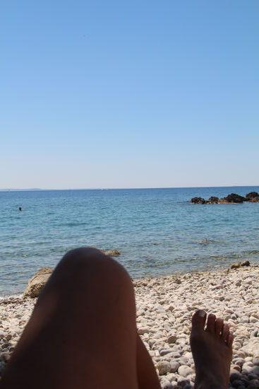 kein Kindergeschrei, nur hin und wieder Unterhaltungen der wenigen Menschen, die bis hier her laufen und das Wellenrauschen - wunderschön