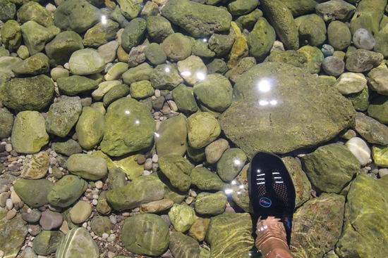 lädt zum Schwimmen ein, Badeschuhe sind sehr hilfreich, ansonsten braucht man hier NIXXX
auch schön, wenn man nicht mit nassen Badeklamotten rumliegen muss