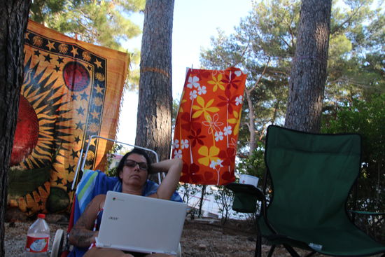 Mittagspause am Platz mit Kommunikation mit Freunden