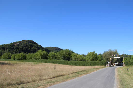 Einfahrt zum Campingplatz - links auf dem Berg eine Burg.