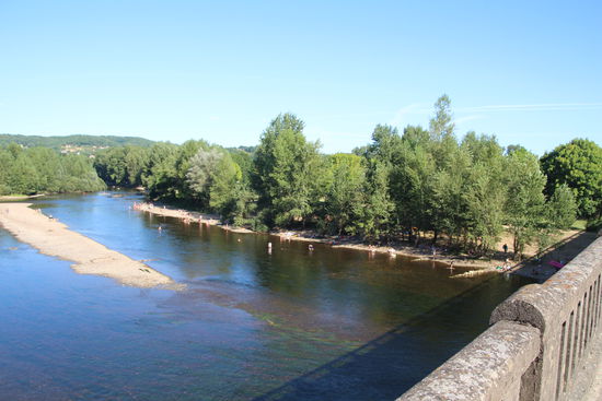 hinter den Bäumen ist der Campingplatz