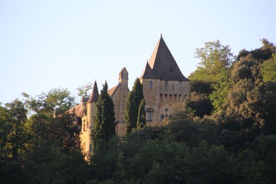 Die Burg gegenüber am Berg im Abendlicht