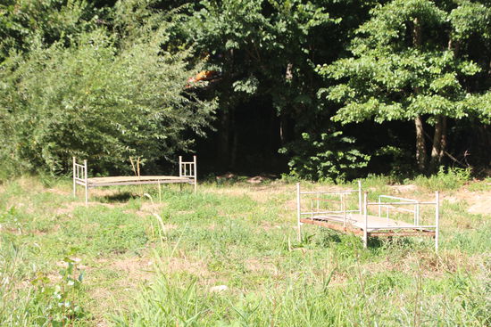 Bio-Doppelzimmer mit zwei Einzelbetten, direkt am Fluss  
Wer kuscheln will, kann die Betten bestimmt zusammen schieben 