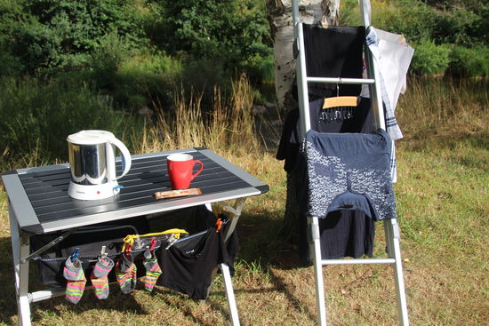 die kleine Wäsche zwischendurch ... und Tisch und Leiter taugen als Wäschetrockner 
