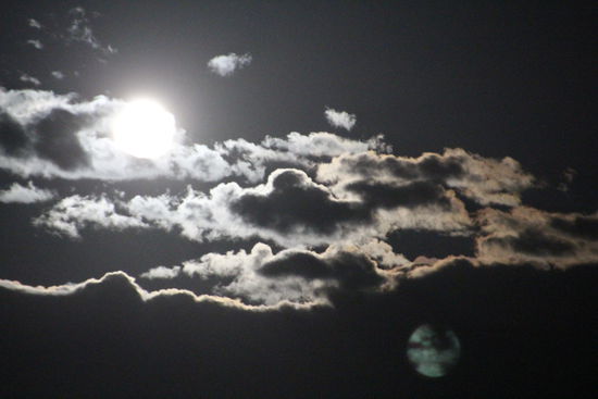 nächtliche Aussichten: Keine Ahnung, wie viel Promille die Kamera hatte, dass sie doppelt sieht  
Ich habe nur einen Mond gesehen :-/