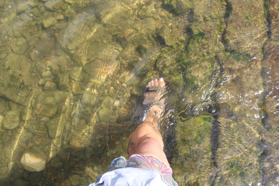 vielleicht nicht die richtige Ausrüstung für einen Spaziergang IM FLUSS :-/