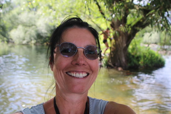 die Jungs klettern und Madame versucht, den Halt im Wasser nicht zu verlieren... immer zugunsten der Kamera!