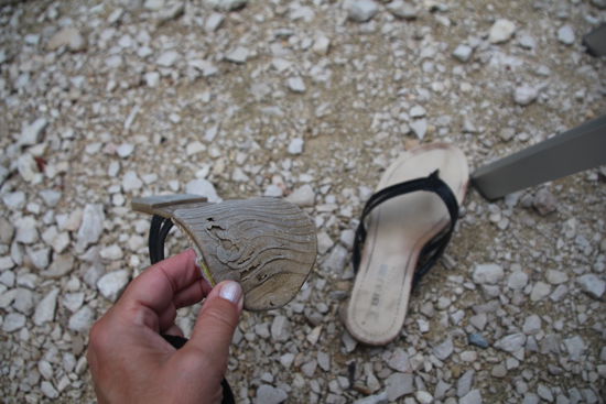 die guten Schuhe!!!! 5 € bei LIDL vor vielen Jahren gekauft. Sie waren in Thüringen, in Kamboscha, im Oman und jetzt in Frankreich lassen sie ihr Leben  
ich beerdige sie auf dem letzten Campingplatz im Müllcontainer